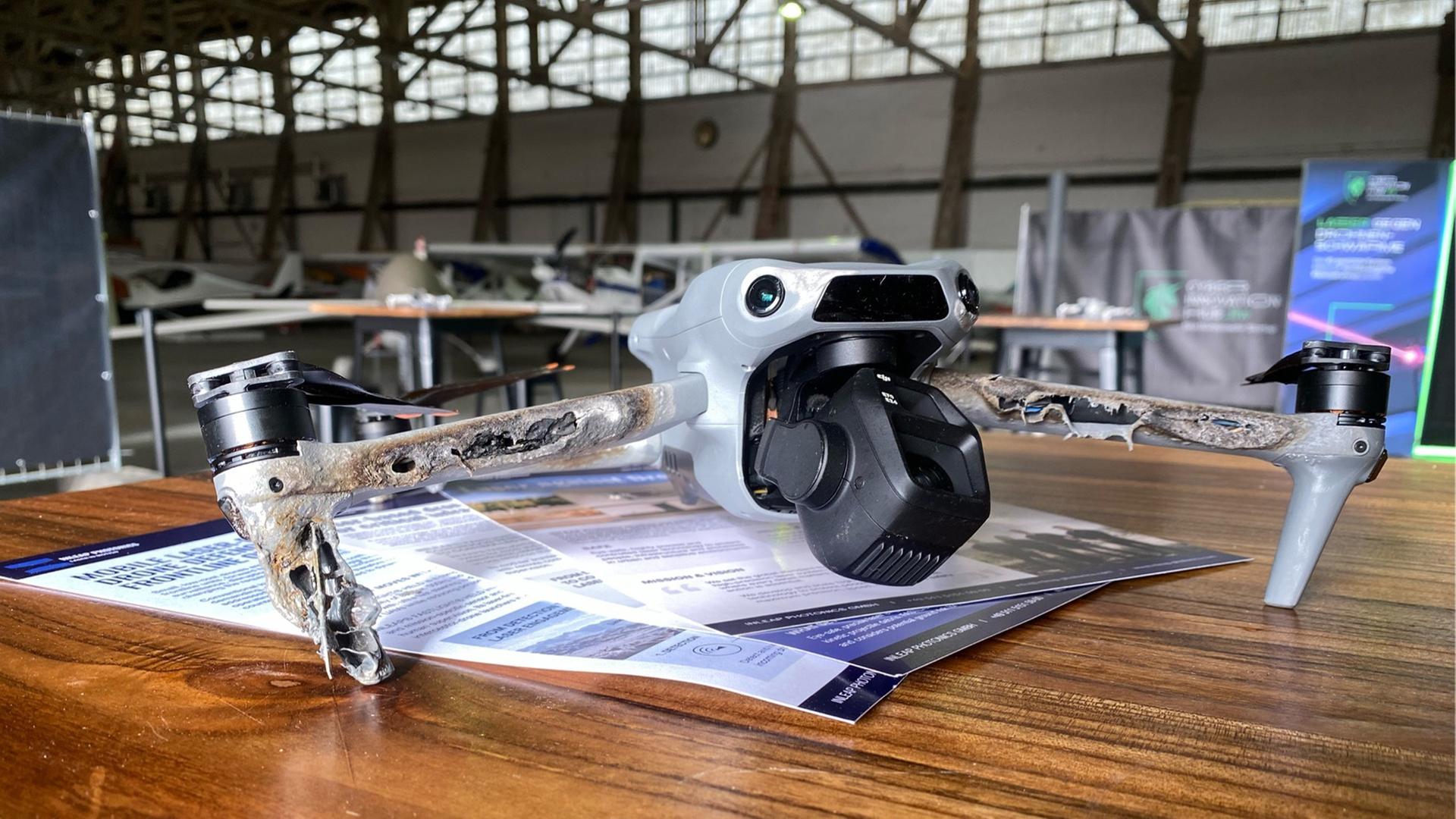 Auf dem Flugplatz Strausberg testet die Bundeswehr mit der Uni Hannover den Einsatz eines Lasers gegen Drohnen.  (Quelle: rbb/Charleen Effenberger) | rbb/Charleen Effenberger