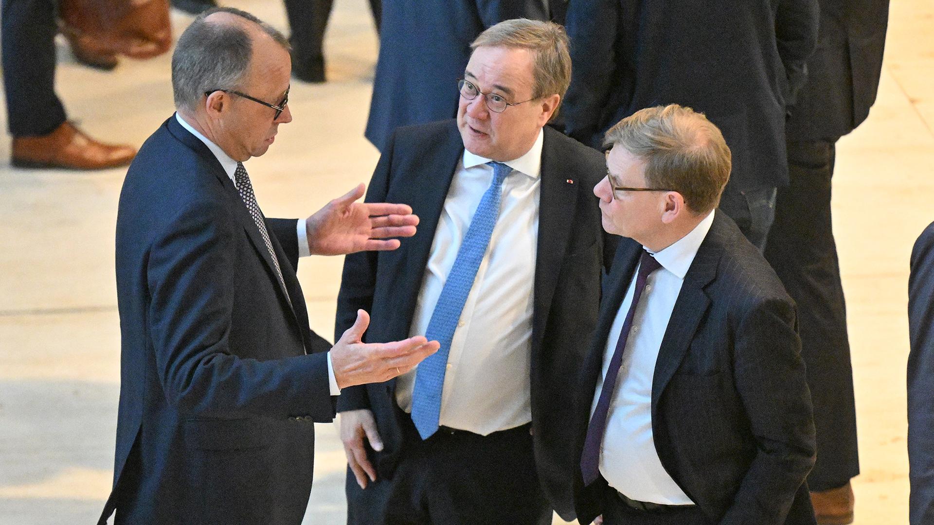 Friedrich Merz, Armin Laschet und Johann Wadephul (l-r) | dpa