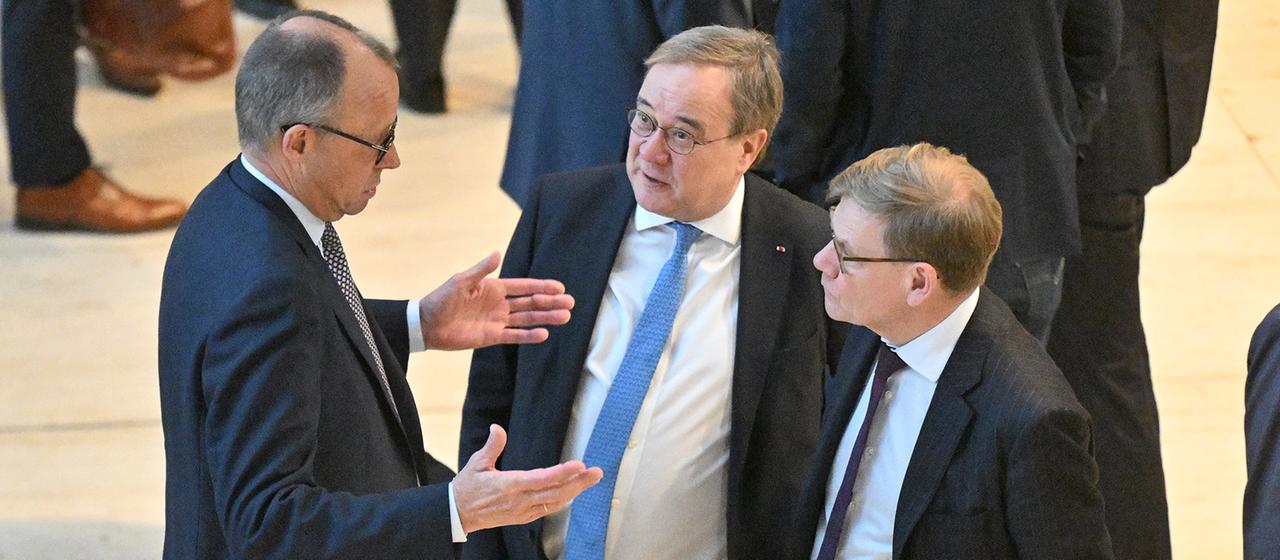 Friedrich Merz, Armin Laschet und Johann Wadephul (l-r)