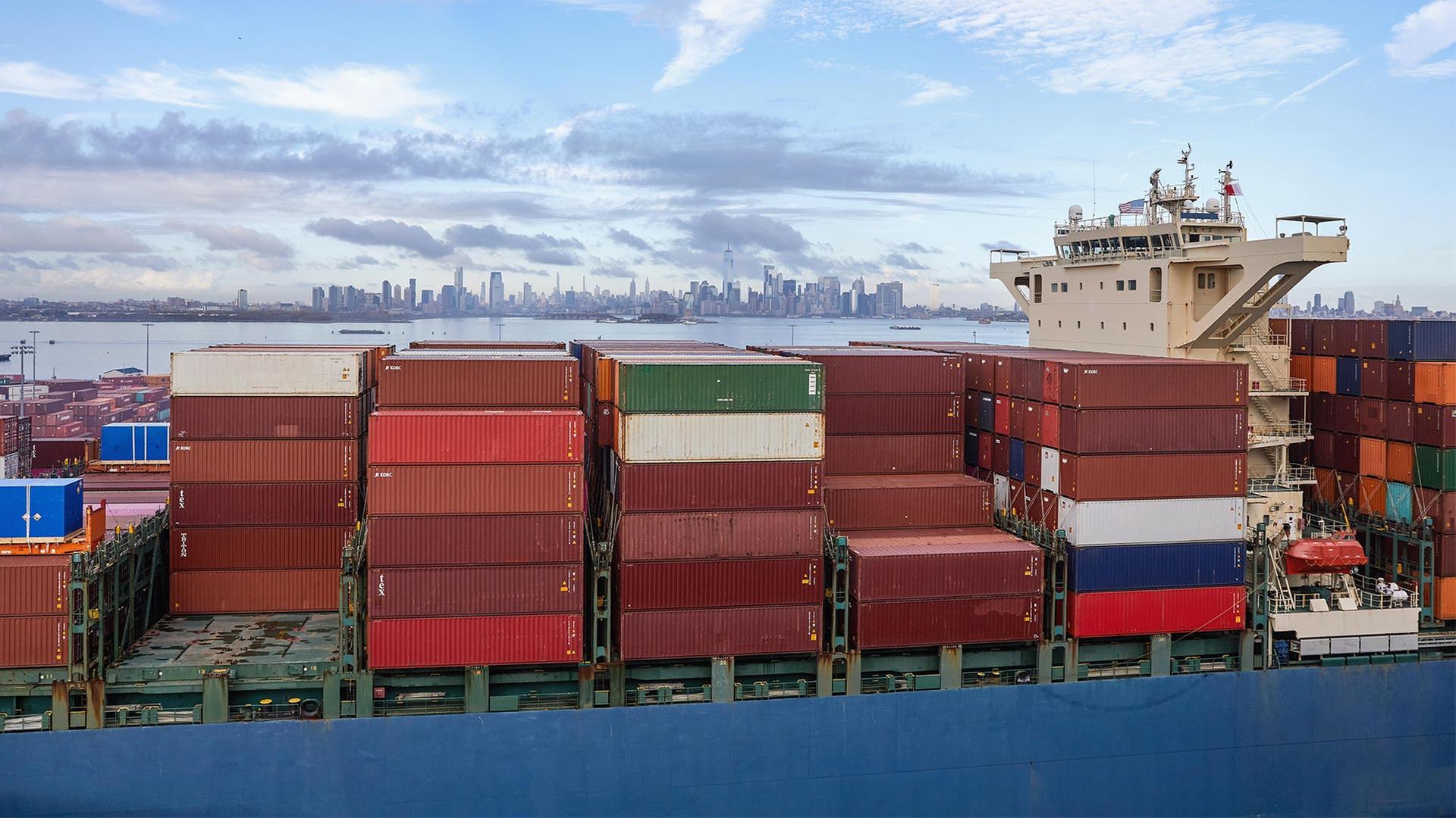 Containerschiff vor der Skyline von New York. | picture alliance / Bildagentur-o