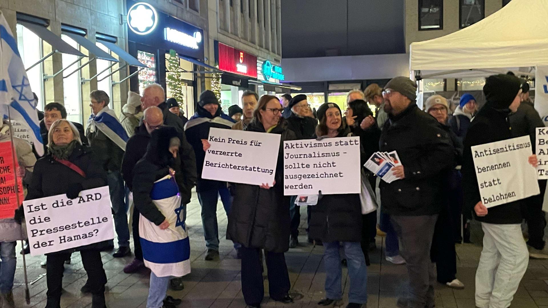 Demonstranten vor dem WDR-Funkhaus in der KÃ¶lner Innenstadt | WDR/Carsten Upadek