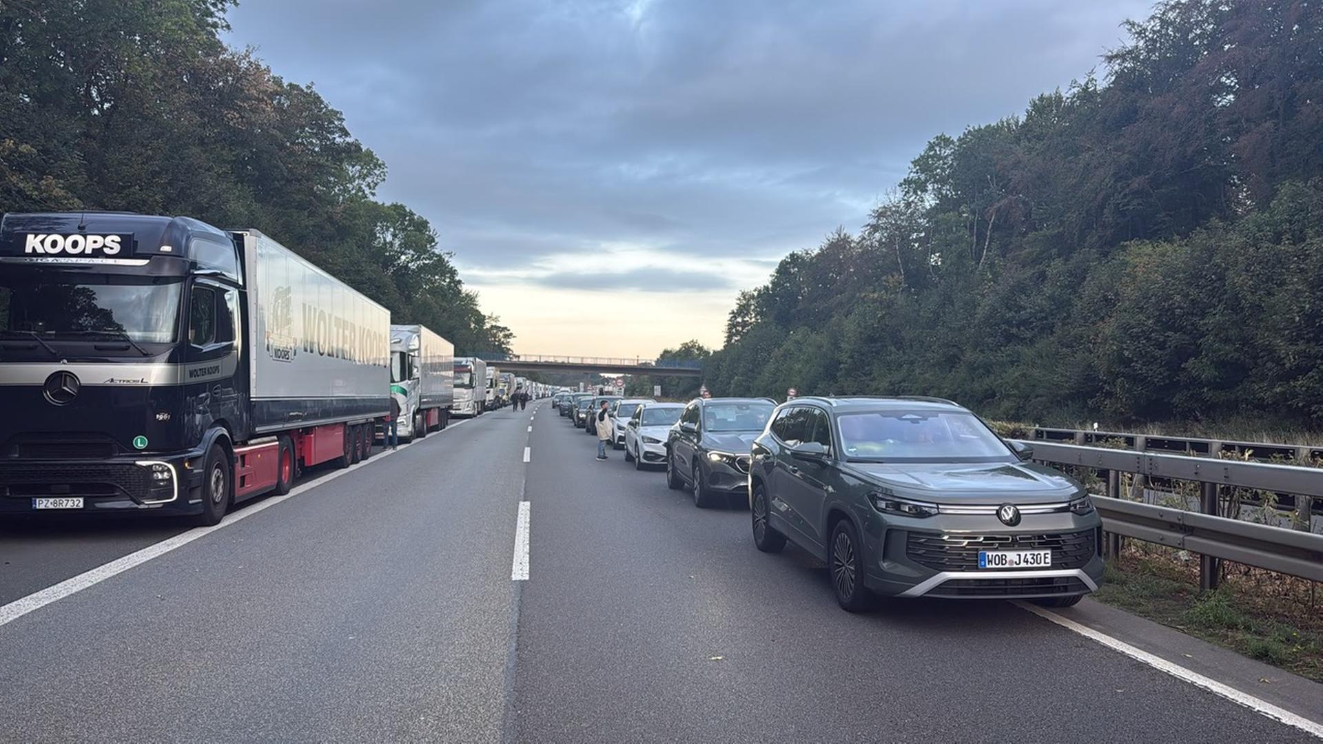 Lkw-Fahrer flüchtet nach Baustellen-Unfall
