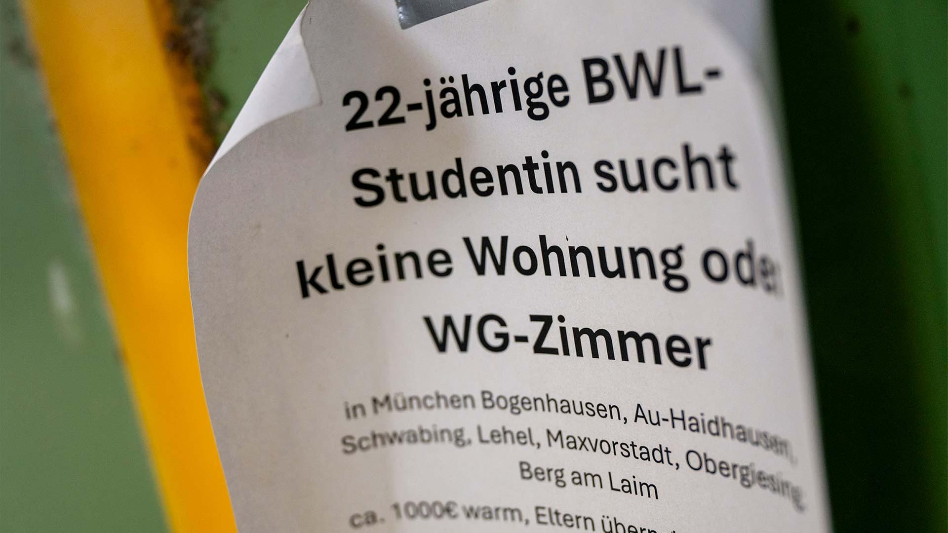 Zettel mit der Wohnungssuche einer Studentin in München. | picture alliance/dpa