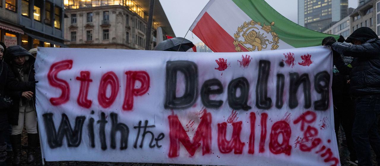 Ein Banner, das dazu aufruft, die Geschäfte mit dem Mullahregime zu stoppen. (Bild vom 12.01.2026)