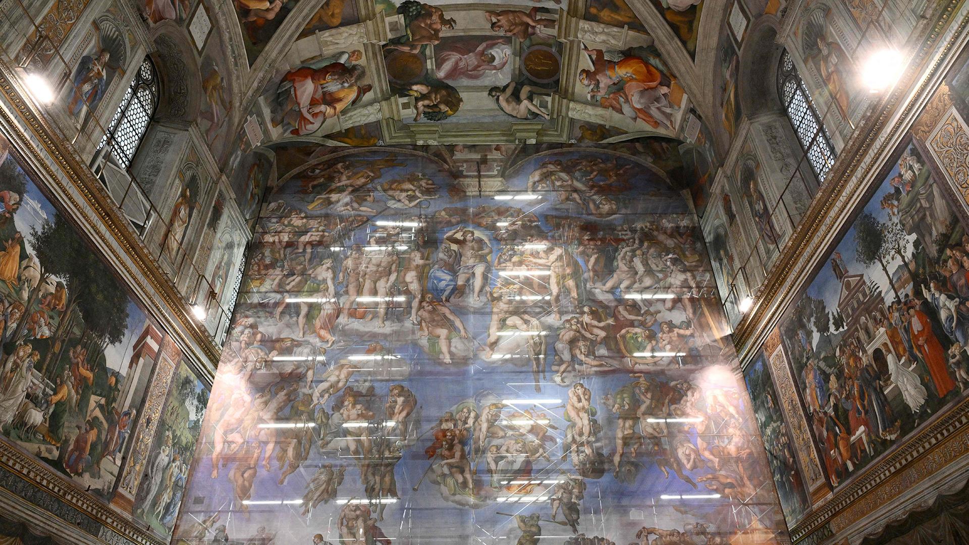 Plane mit Abbildung âDas JÃ¼ngste Gerichtâ auf einem GerÃ¼st in der Sixtinischen Kapelle | AFP