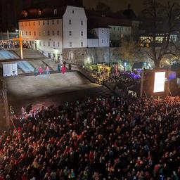 Viele Menschen auf dem Erfurter Domplatz