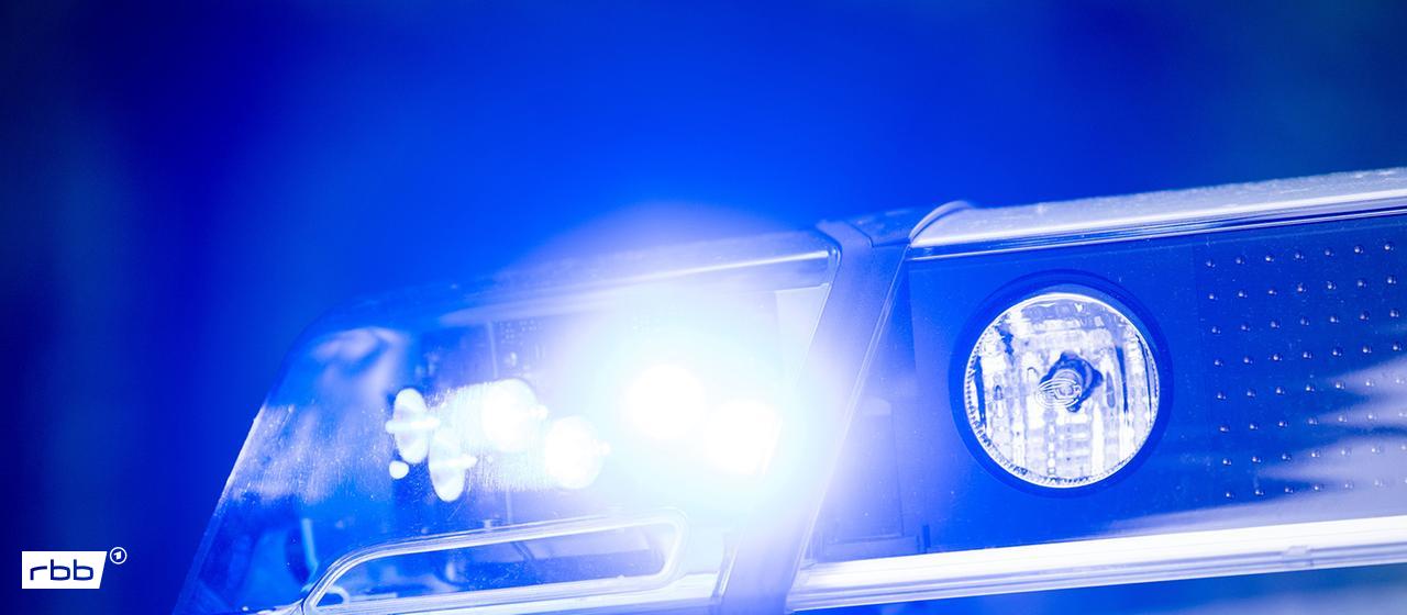 Symbolbild: Ein Blaulicht leuchtet an einer Polizeistreife. (Quelle: Picture Alliance/Lino Mirgeler)