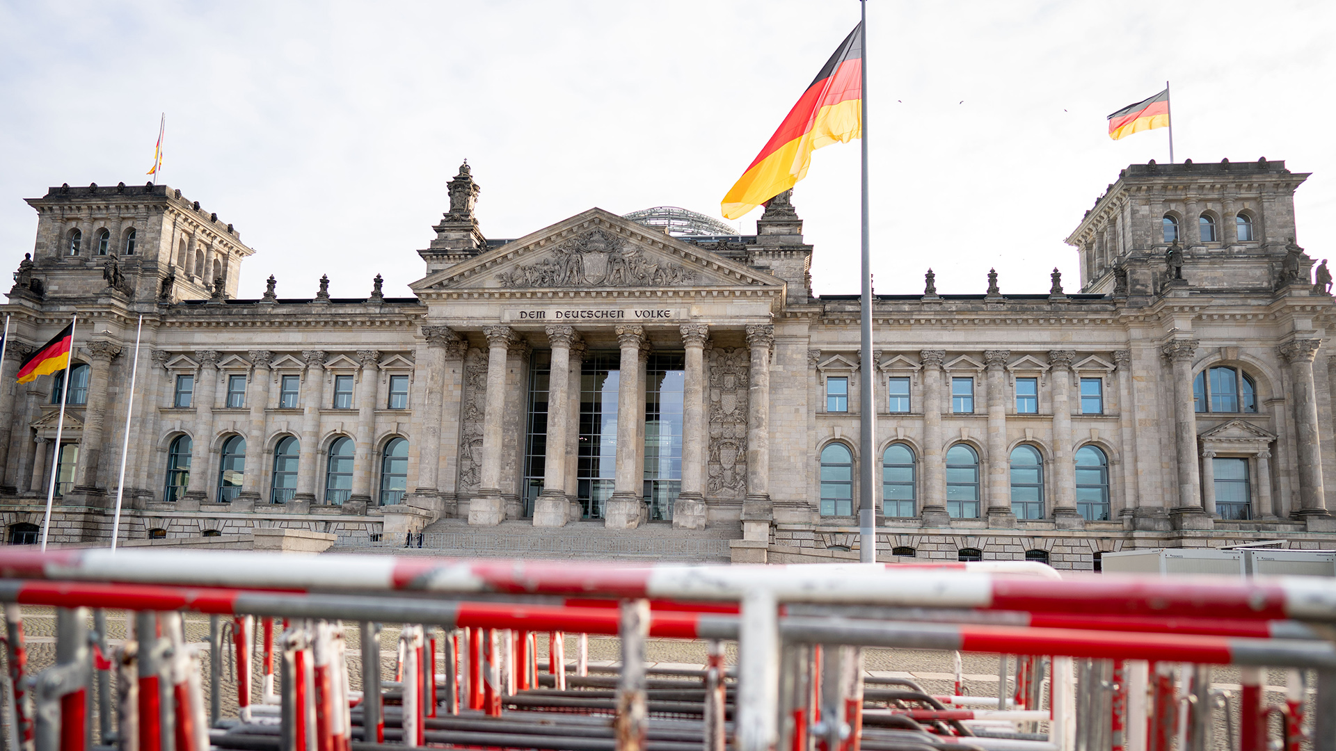 Reichstagsgebäude mit Absperrungen im Vordergrund
