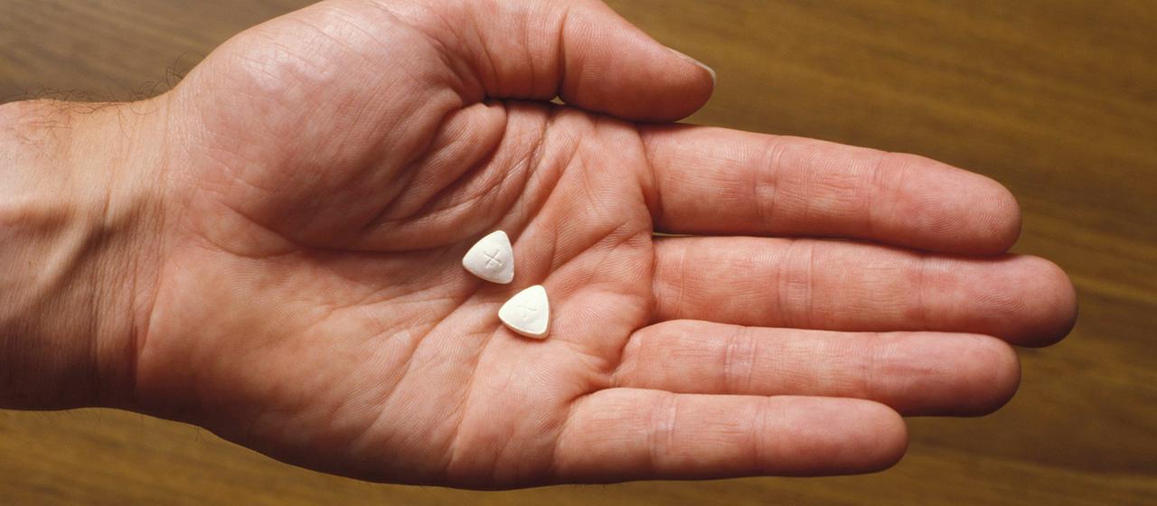 Ecstasy-Tabletten liegen auf einer Hand. | picture alliance / PYMCA/Photosh Ecstasy-Tabletten liegen auf einer Hand.