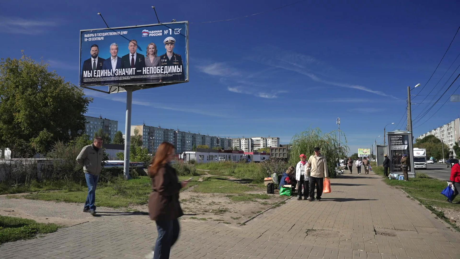 Russland vor der Duma-Wahl - Passanten vor Wahlplakaten in Twer | ARD-aktuell