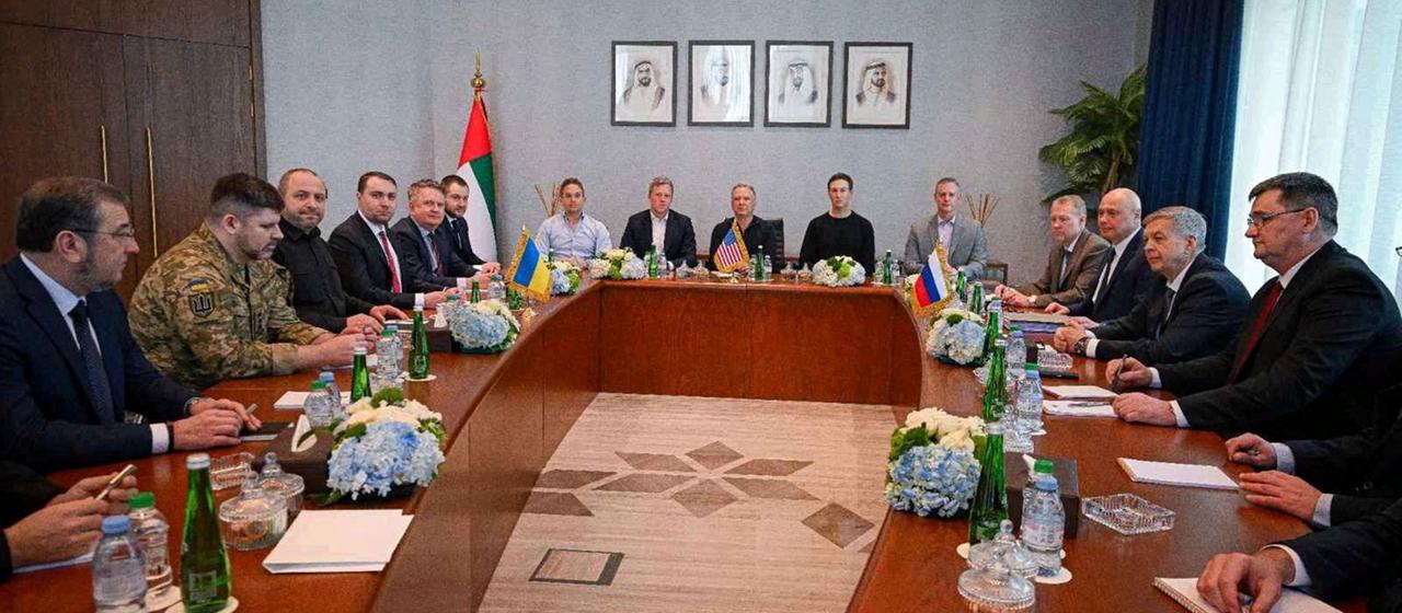 Mitglieder der Delegationen, die an den trilateralen Gesprächen zwischen den USA, Russland und der Ukraine in den Vereinigten Arabischen Emiraten teilnahmen.