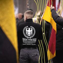 Demonstrant mit Shirt Symbol Adler und Logo Deutsche Jugend Voran.