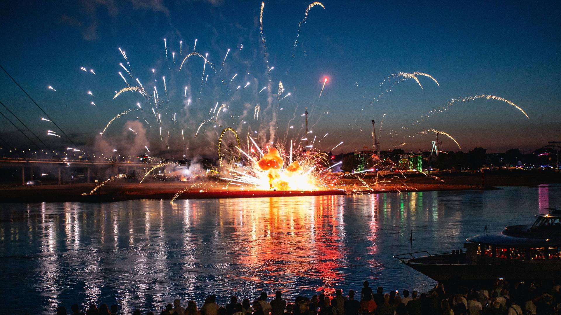 Nach schwerem Unfall: Kirmes-Feuerwerk in Düsseldorf bleibt