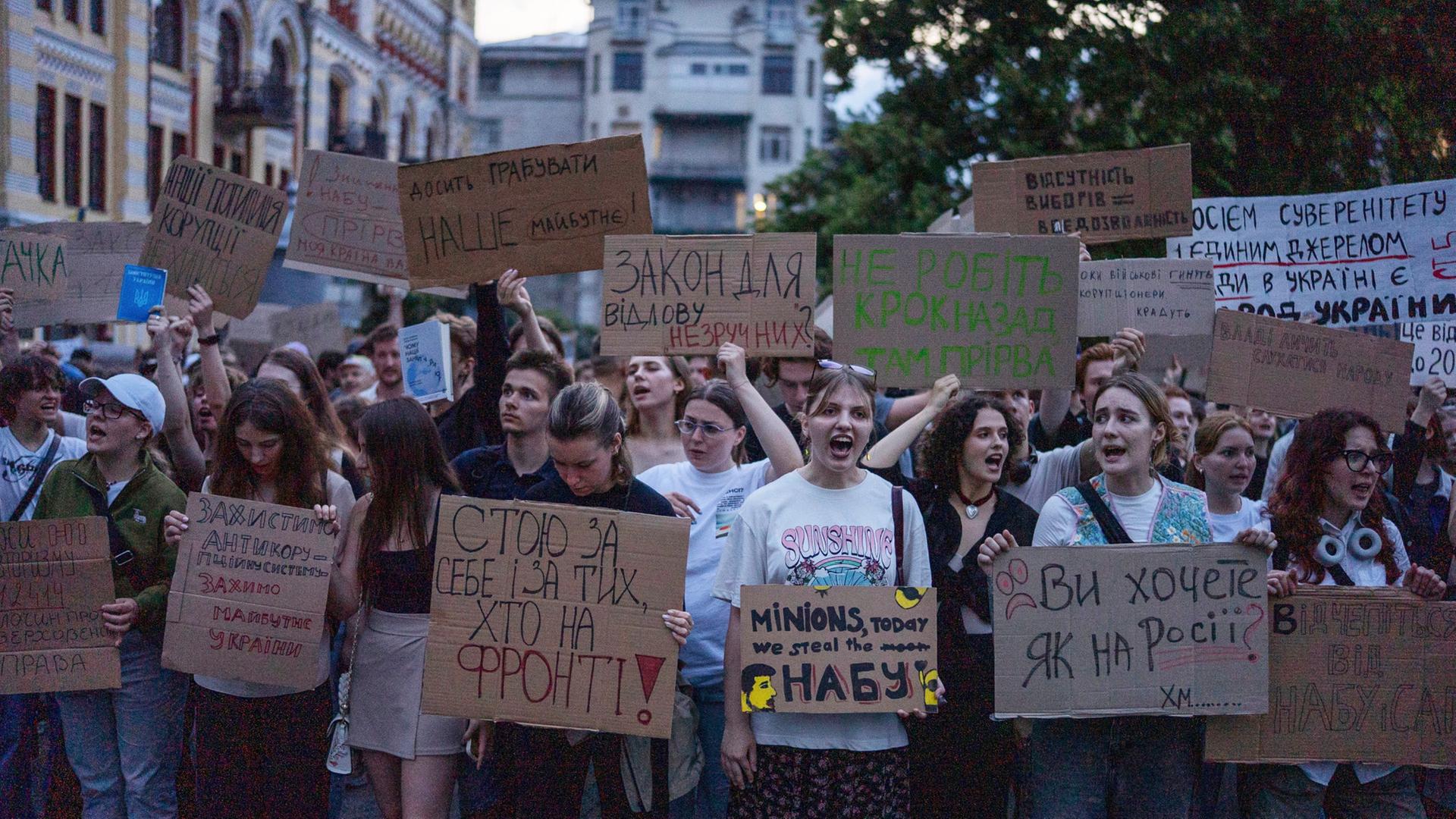 Menschen mit Plakaten demonstrieren in Kiew | AP