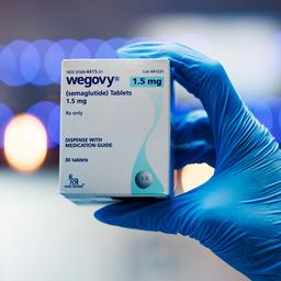 Eine Person hält eine Packung Wegovy-Tabletten in der Hand.