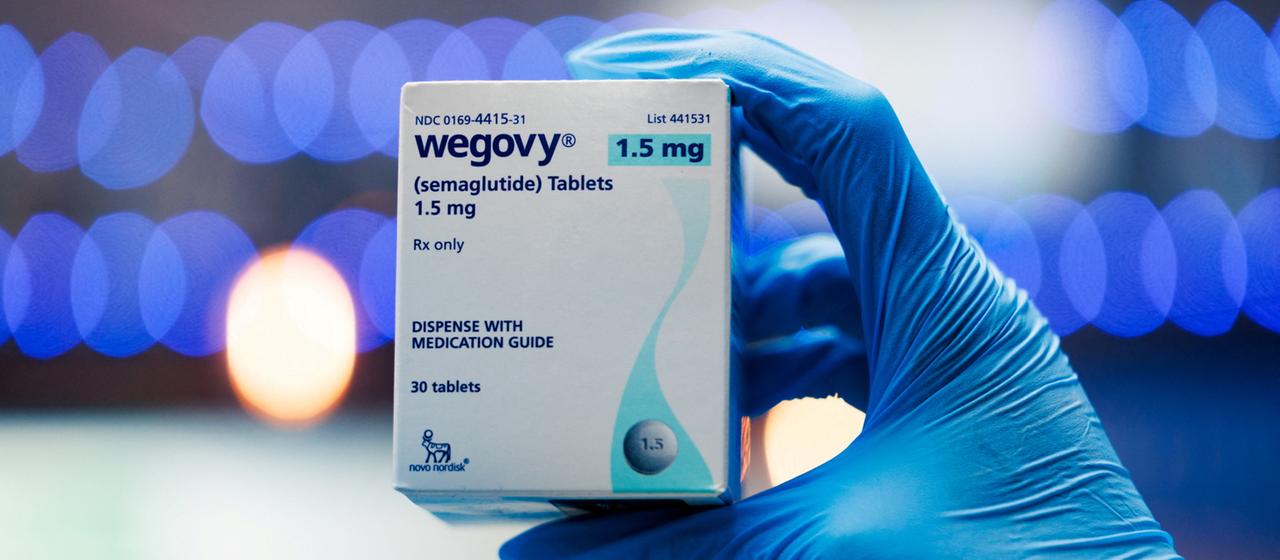 Eine Person hält eine Packung Wegovy-Tabletten in der Hand.