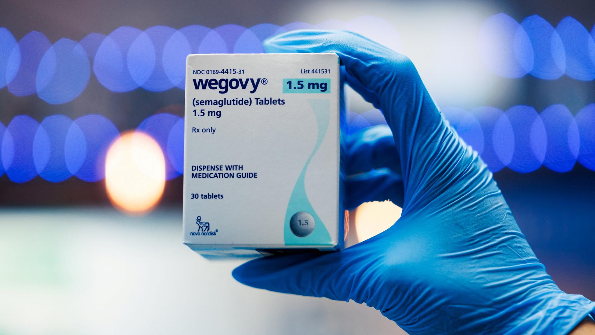Eine Person hält eine Packung Wegovy-Tabletten in der Hand. | REUTERS