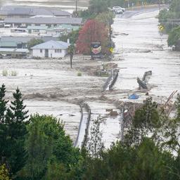 Die von den Wassermassen des Tutaekuri-Flusses zerstörte und überschwemmt Redclyffe-Brücke bei Napier
