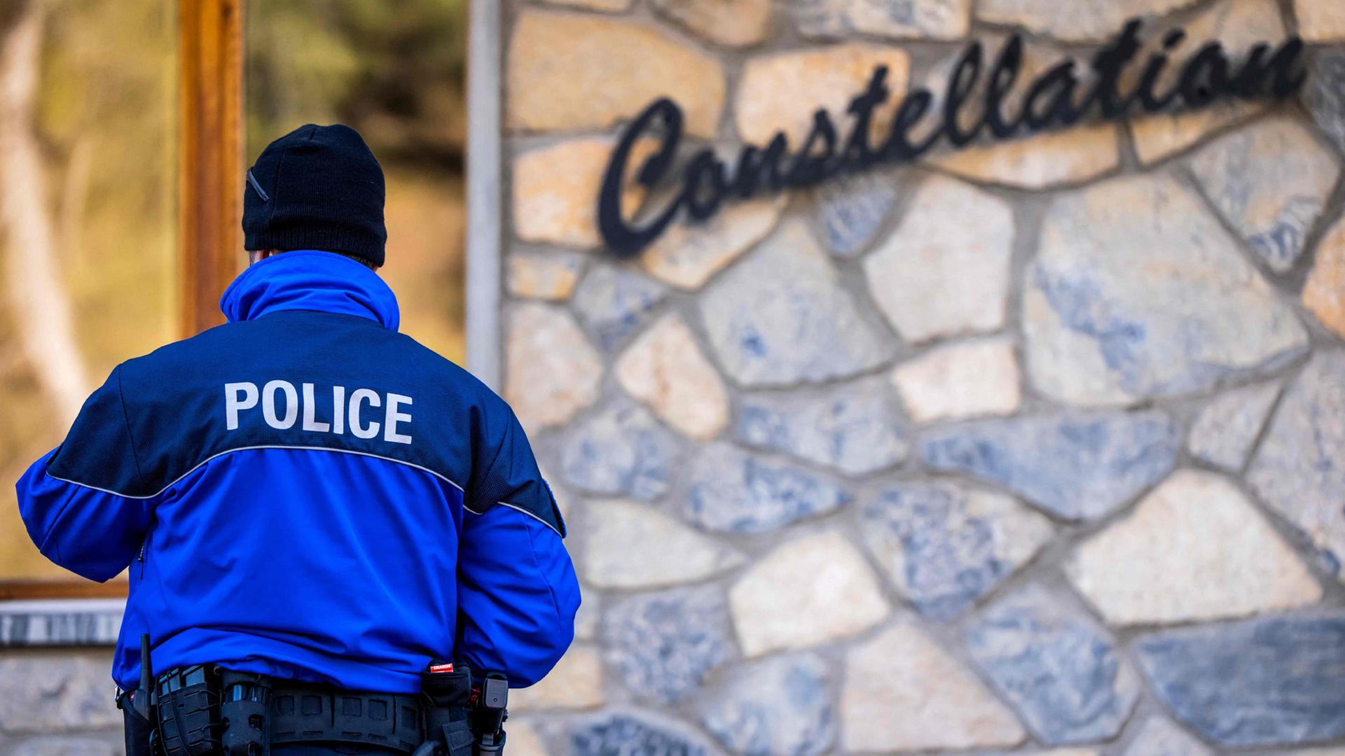 Ein Polizist steht nach einem Feuer vor der Bar Le Constellation in Crans-Montana | AFP
