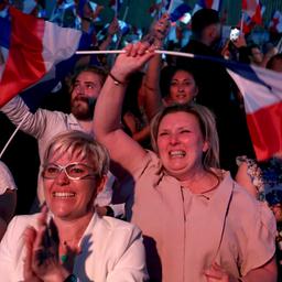 Anhänger des Rassemblement National jubeln über die Prognose bei der Parlamentswahl