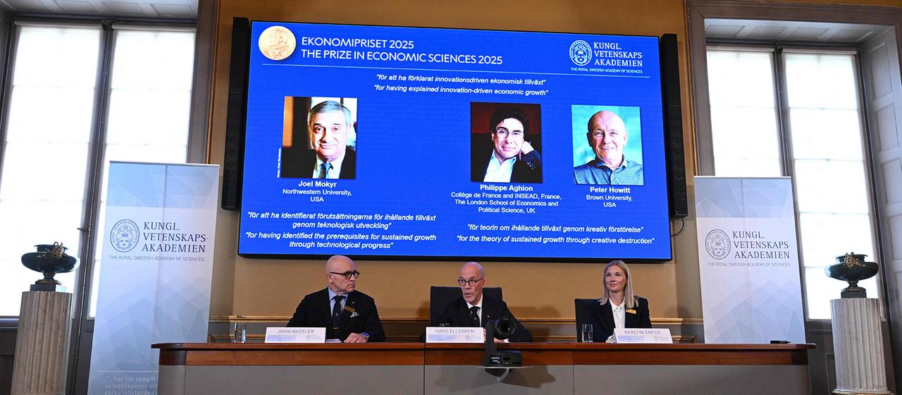 Bilder von Joel Mokyr, Philippe Aghion und Peter Howitt sind auf einem Bildschirm zu sehen.