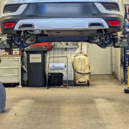 Die Autoreifen werden gewechselt