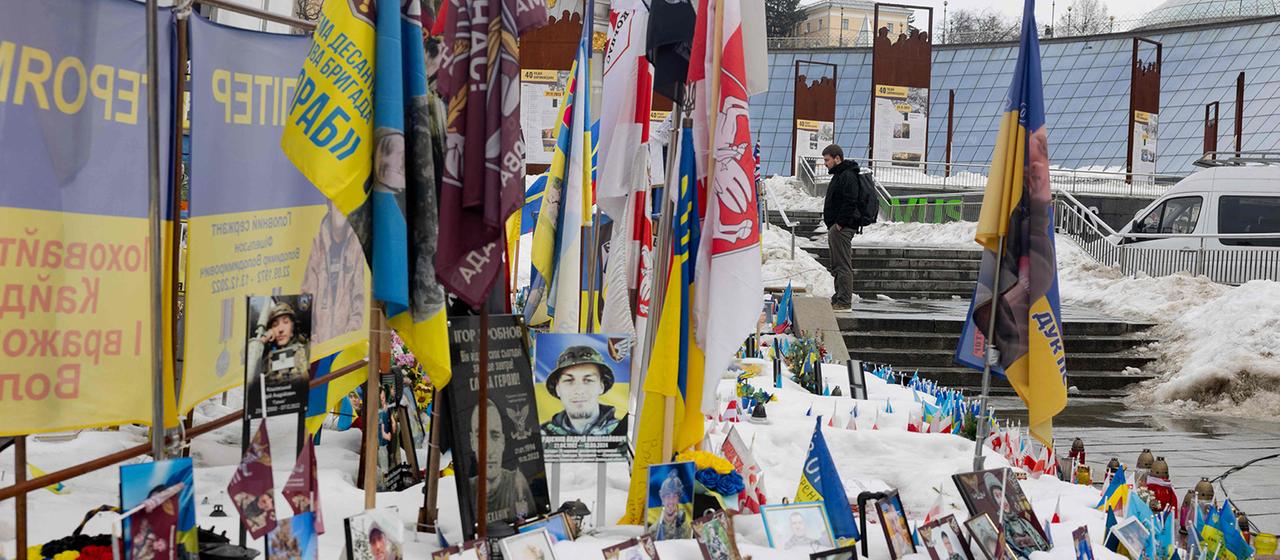 Ein Anwohner besucht eine provisorische Gedenkstätte für ukrainische und ausländische Soldaten auf dem Unabhängigkeitsplatz in Kiew.