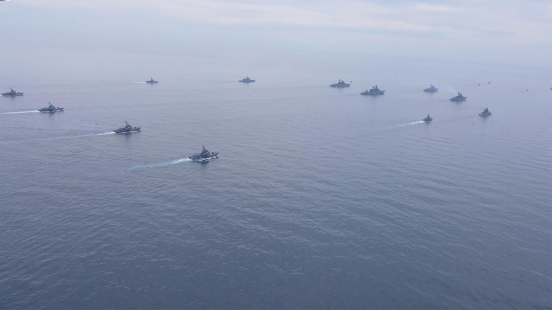 Archivbild: Luftaufnahme von Schiffen der russischen Marine im Manöver |  Russian Defence Ministry, Handout via REUTERS