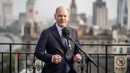 Olaf Scholz vor der Silhouette von Shanghai