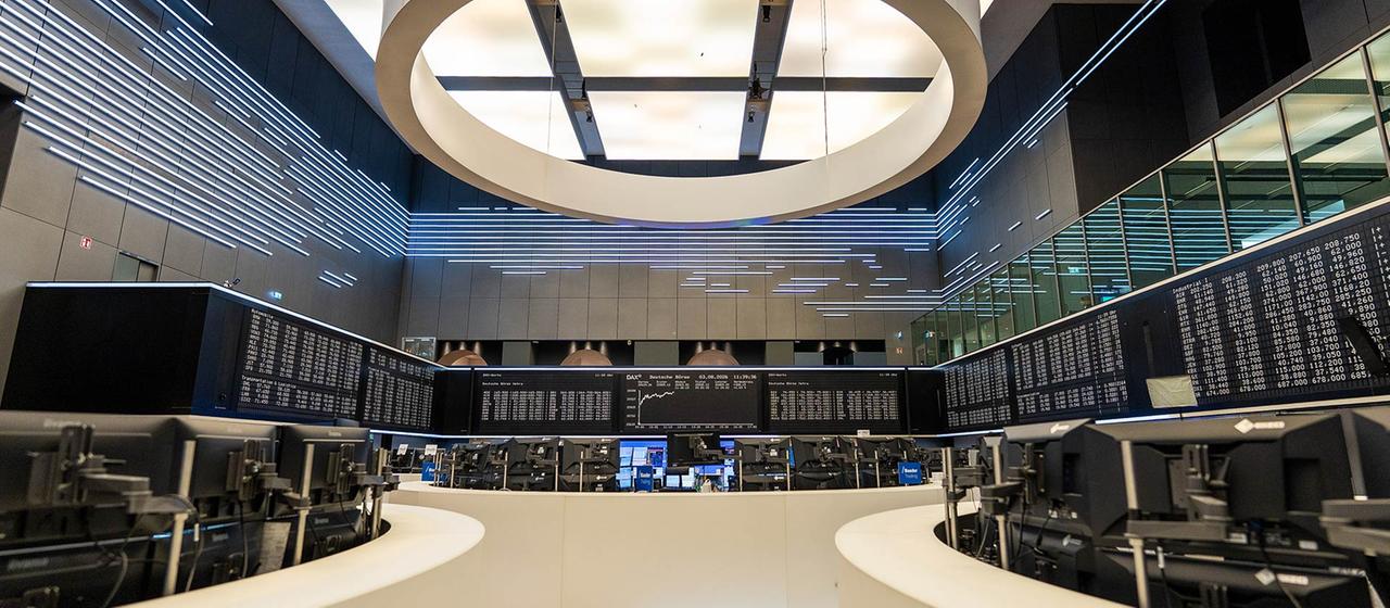 Blick auf das Börsenparkett der Frankfurter Börse.