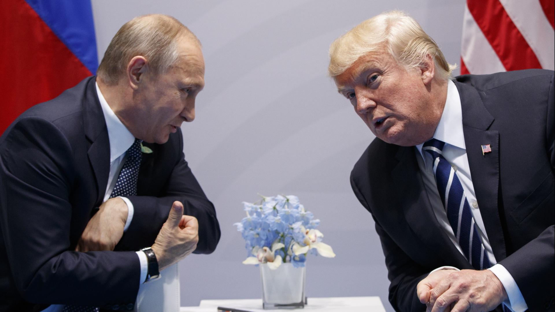 Putin und Trump unterhalten sich auf dem G20-Gipfel in Hamburg im Jahr 2017. | dpa