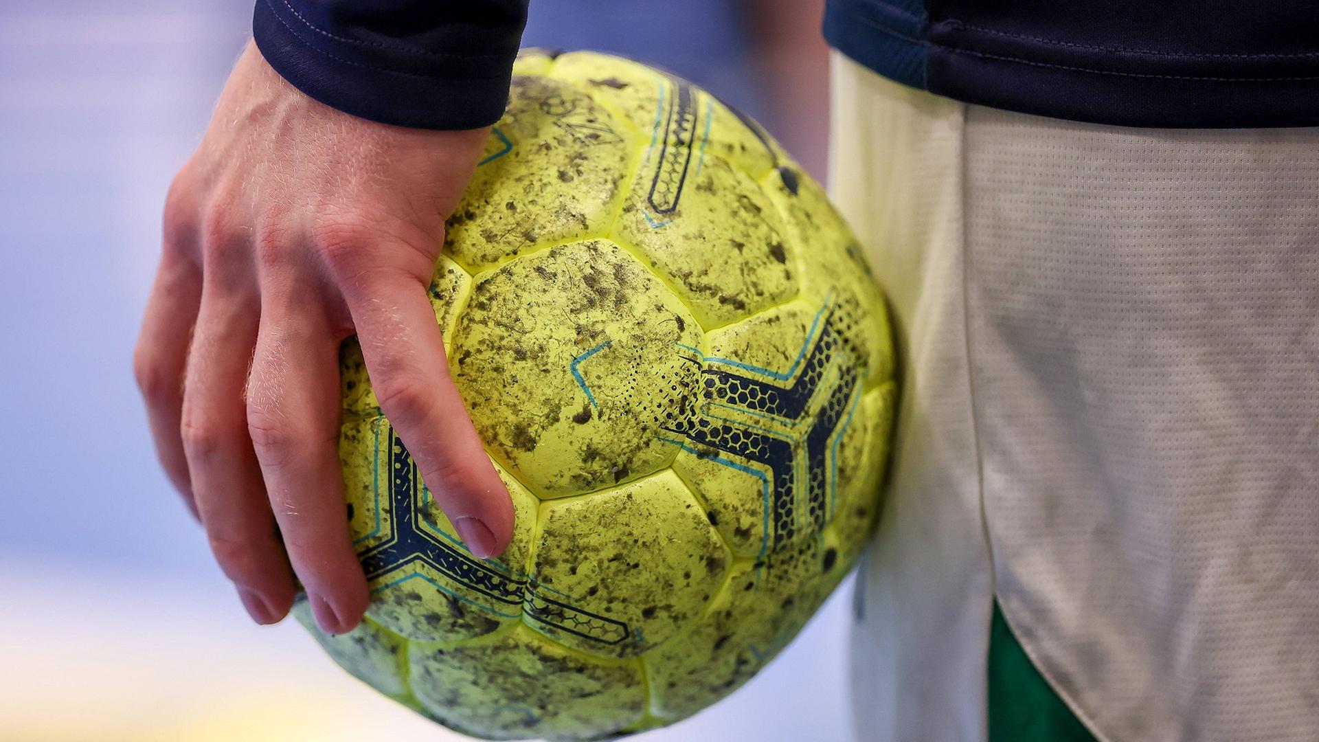 Ein Spieler hält einen Handball in der Hand | IMAGO / Maximilian Koch