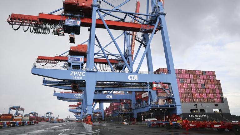 Container werden im Hafen von Hamburg umgeschlagen
