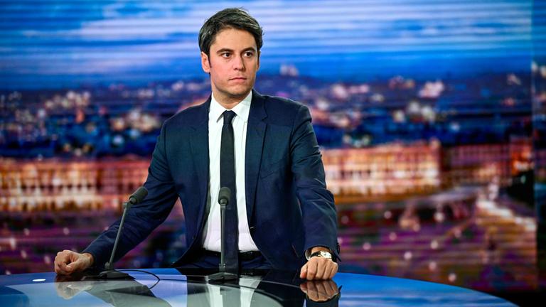 Gabriel Attal im Fernsehstudio des Senders TF1
