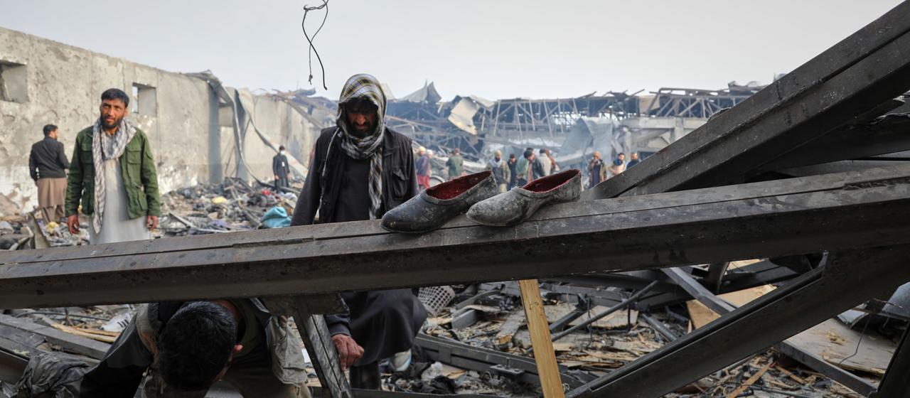 Anwohner und Freiwillige inspizieren den Ort eines Luftangriffs auf eine Klinik in der afghanischen Hauptstadt.