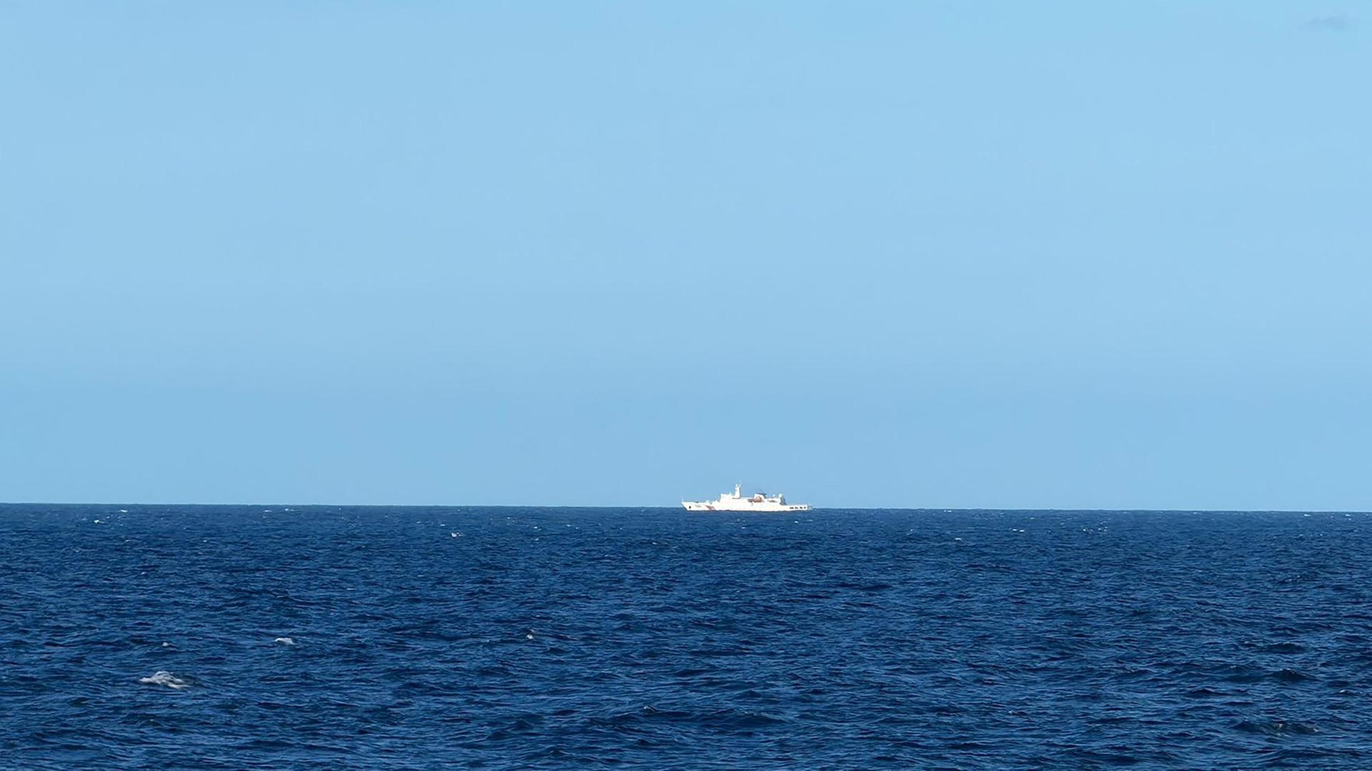 Ein von der taiwanesischen Küstenwache veröffentlichtes Foto soll ein geortetes chinesisches Küstenwachenschiff zeigen. | AFP PHOTO / TAIWAN COAST GUARD