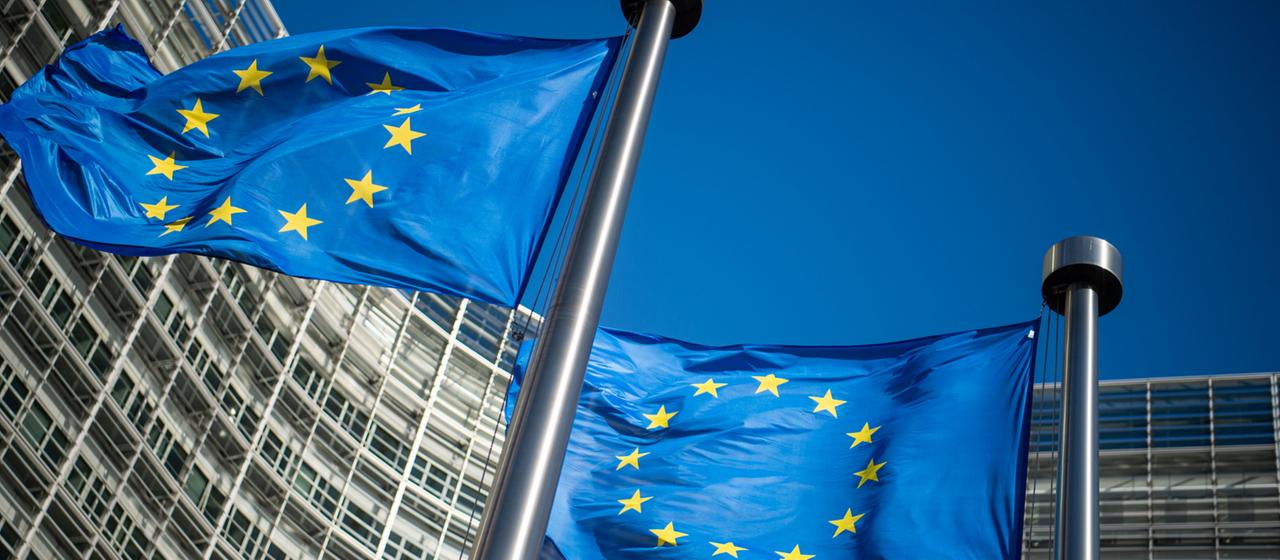 Flaggen der Europäischen Union wehen vor dem Sitz der Europäischen Kommission