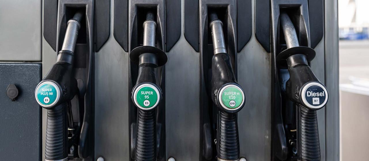 Zapfsäulen an einer Tankstelle.