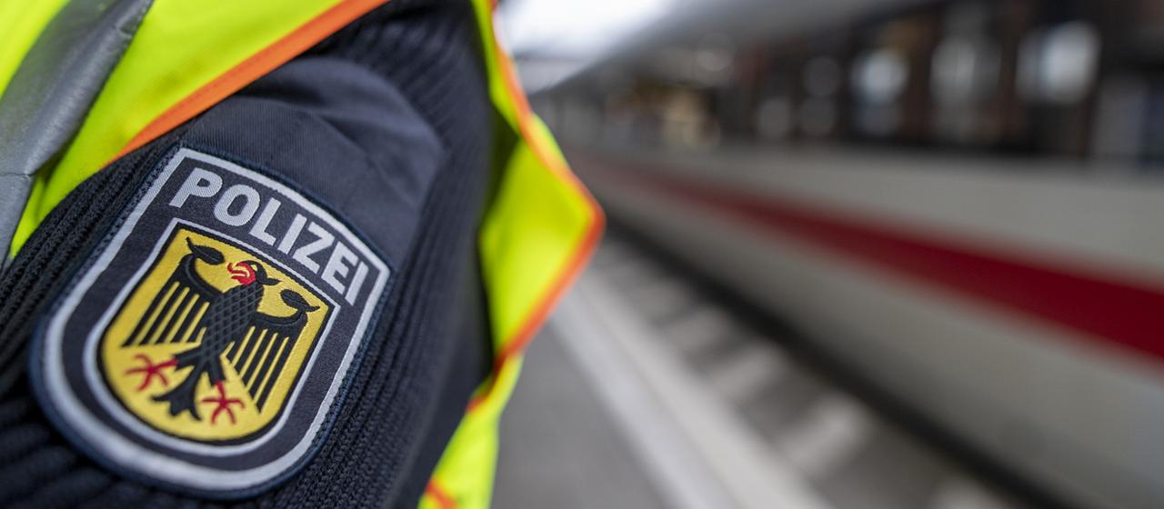 Ein Bundespolizist an einem Bahnhof.