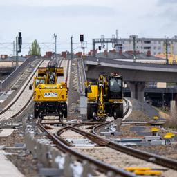 Archivbild: Baufahrzeuge stehen in der Nähe vom Hauptbahnhof auf den Gleisen auf der Baustelle der S21-Bahnstrecke. (Quelle: dpa/Skolimowska)