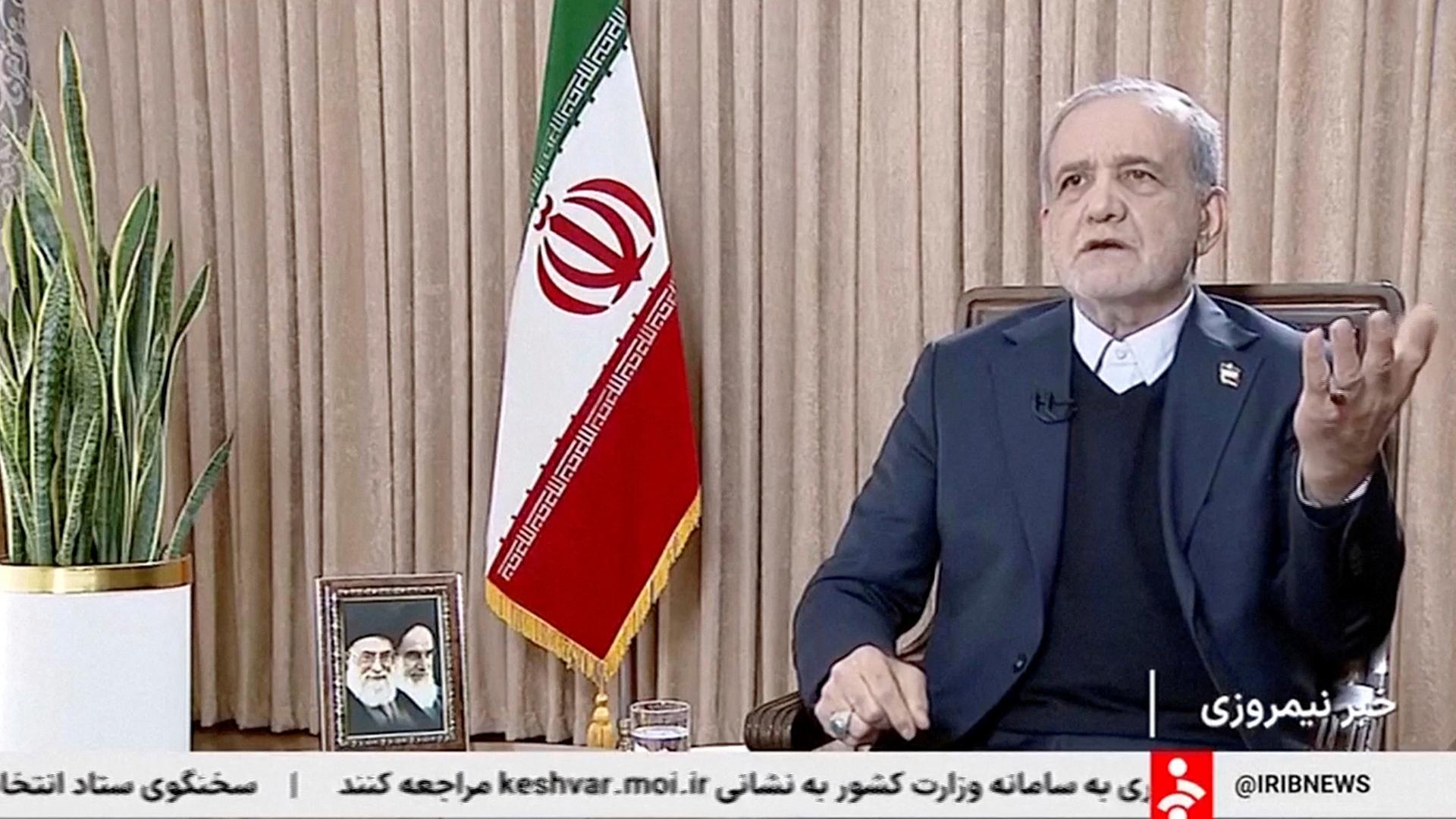 Masoud Peseschkian ist während einer Ansprache im iranischen Fernsehen zu sehen. | via REUTERS