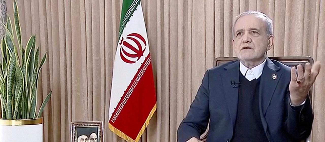 Masoud Peseschkian ist während einer Ansprache im iranischen Fernsehen zu sehen.