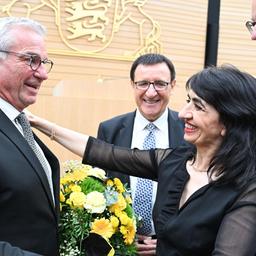 Der neue Landtagspräsident Thomas Strobl (CDU) nimmt Glückwünsche von seiner Vorgängerin Muhterem Aras (Grüne) entgegen im Landtag von Baden-Württemberg entgegen.