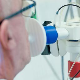 Ein Long-Covid Patient bei einem Lungenfunktionstest.