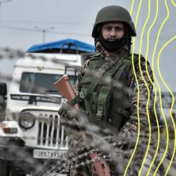 Ein paramilitärischer Soldat steht in Srinagar, der Sommerhauptstadt von Jammu und Kaschmir, in Alarmbereitschaft.