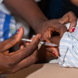 Eine Krankenschwester impft ein Kind gegen Malaria.