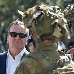 Der Bundesverteidigungsminister Boris Pistorius mit Soldaten der 7th Brigade in Brisbane.