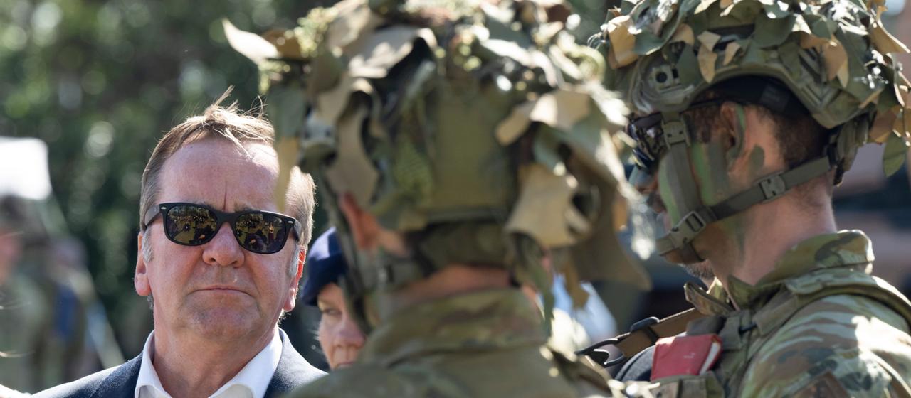 Der Bundesverteidigungsminister Boris Pistorius mit Soldaten der 7th Brigade in Brisbane.