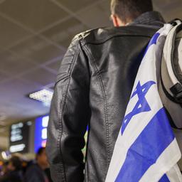 Ein Mann, der aus Tel Aviv am Flughafen in Frankfurt angekommen ist.