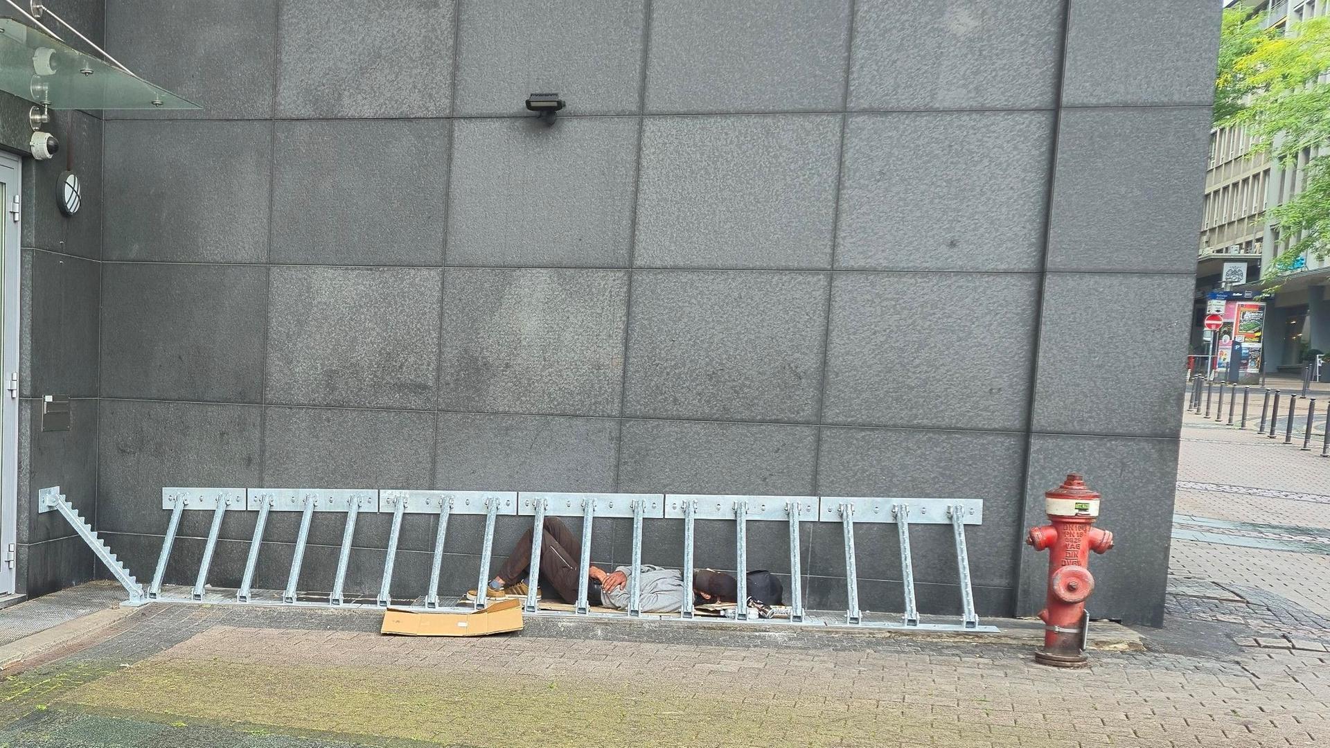 Primark baut Gitter gegen Obdachlose